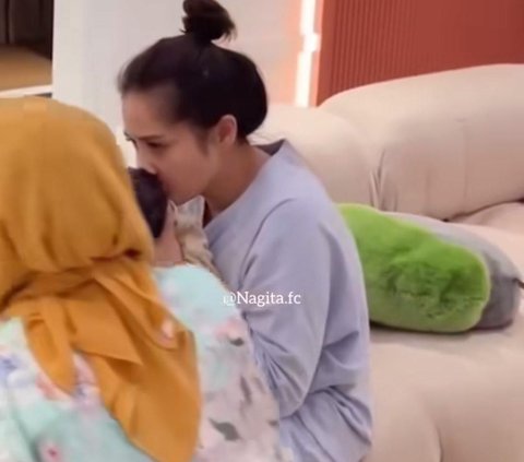 Potret Nagita Slavina Gendong dan Cium Baby Lily Buat Tersentuh, Netizen 'Memang Boleh Setulus Itu'