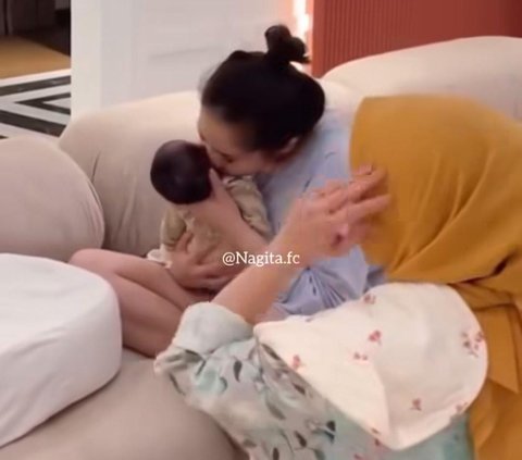 Potret Nagita Slavina Gendong dan Cium Baby Lily Buat Tersentuh, Netizen 'Memang Boleh Setulus Itu'