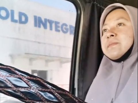 Demi Sesuap Nasi dan Keluarga, Wanita Ini Gigih Mencari Nafkah Menjadi Sopir Truk Kontainer