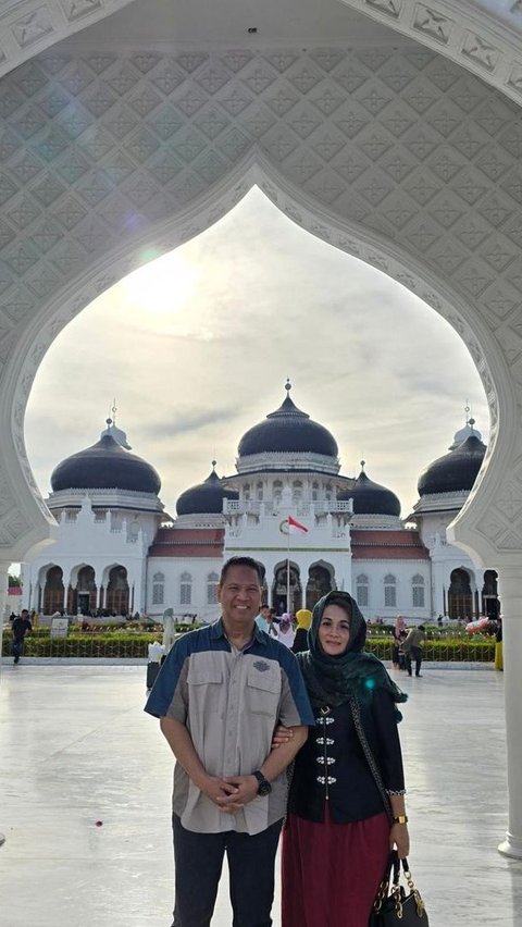Kombes Bhirawa Adik Jenderal Andika Jalan-Jalan ke Aceh, Foto di Depan Masjid sama Istri Indah Banget <br>