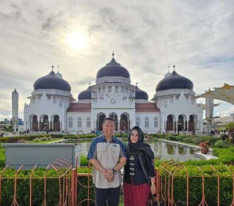 Kombes Bhirawa Adik Jenderal Andika Jalan-Jalan ke Aceh, Foto di Depan Masjid sama Istri Indah Banget