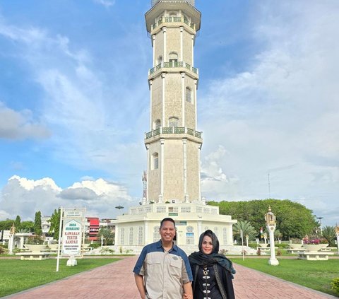 Kombes Bhirawa Adik Jenderal Andika Jalan-Jalan ke Aceh, Foto di Depan Masjid sama Istri Indah Banget