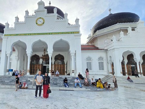 Kombes Bhirawa Adik Jenderal Andika Jalan-Jalan ke Aceh, Foto di Depan Masjid sama Istri Indah Banget