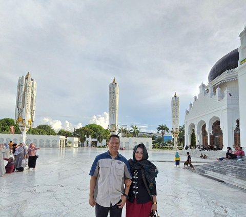 Kombes Bhirawa Adik Jenderal Andika Jalan-Jalan ke Aceh, Foto di Depan Masjid sama Istri Indah Banget