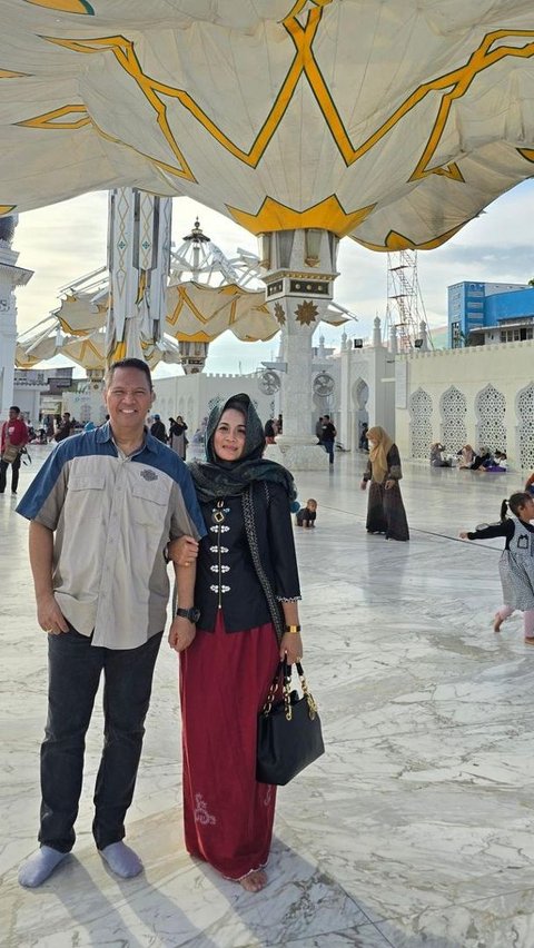 Kombes Bhirawa Adik Jenderal Andika Jalan-Jalan ke Aceh, Foto di Depan Masjid sama Istri Indah Banget