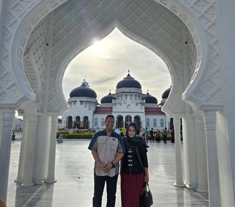 Kombes Bhirawa Adik Jenderal Andika Jalan-Jalan ke Aceh, Foto di Depan Masjid sama Istri Indah Banget