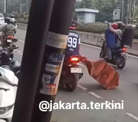 Viral Dua Pemuda Ambil Cone Pembatas Jalan di Jaksel, Begini Faktanya