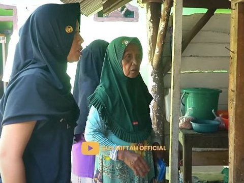 Momen Lebaran Gus Miftah di Lampung, Bagi-bagi THR Segepok Kepada Keluarga 'Bisa Buka Toko Untuk Usaha'