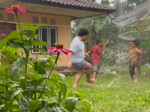 Momen Ncess Nabati saat Pulang Kampung Main Hujan-hujanan dengan Bocah dan Nyuci Pakaian