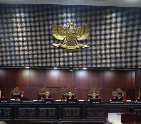 MK membacakan putusan perkara perselisihan hasil pemilihan umum (PHPU) atau sengketa Pilpres 2024. Hakim MK Arief Hidayat membacakan putusan yang menyebutkan bahwa tak terbukti adanya intervensi Presiden terkait penetapan capres-cawapres 2024. <br>