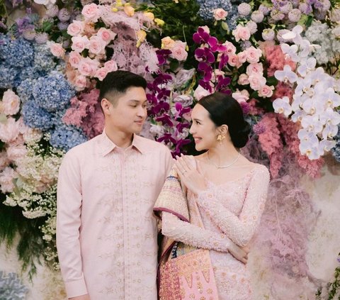 8 Portraits of Beby Tsabina and Rizki Natakusumah's Proposal, Radiating Happiness