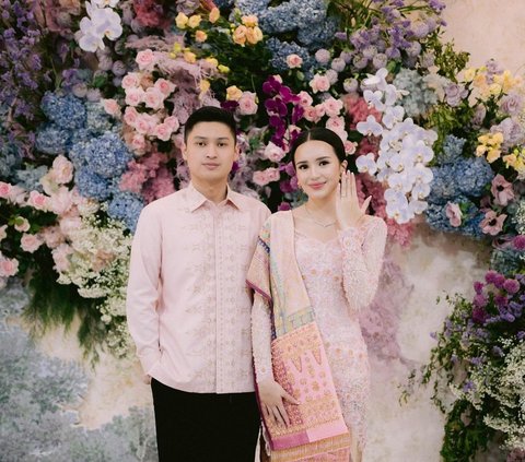 8 Portraits of Beby Tsabina and Rizki Natakusumah's Proposal, Radiating Happiness