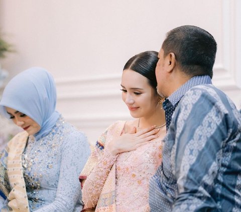 8 Portraits of Beby Tsabina and Rizki Natakusumah's Proposal, Radiating Happiness