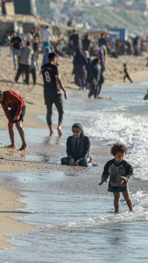 Warga Sampai  Menteri Israel Geram Lihat Warga Gaza Masih Bisa Ramai-Ramai Santai Main di Pantai di Tengah Perang