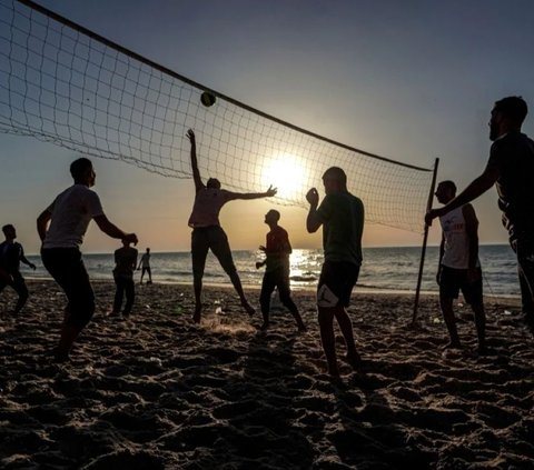 Warga Sampai Menteri Israel Geram Lihat Warga Gaza Masih Bisa Ramai-Ramai Santai Main di Pantai di Tengah Perang