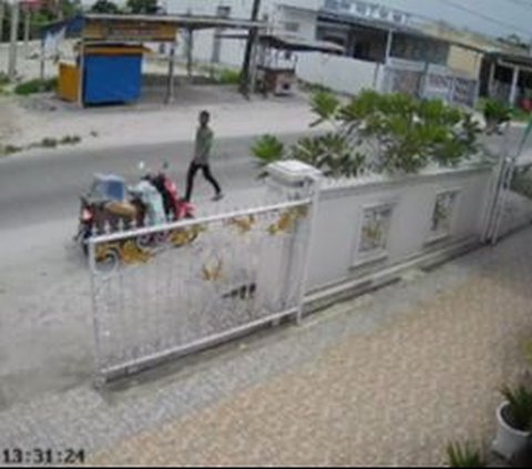 Terekam CCTV, Aksi Pencurian Motor Milik Kurir di Kabupaten Asahan Ini Bikin Warganet Geram