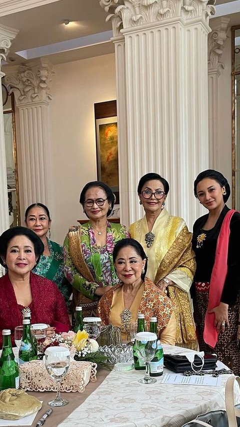 Mantan istri Tommy Soeharto ini membagikan potret dirinya merayakan hari Kartini bersama Titiek Soeharto.<br>