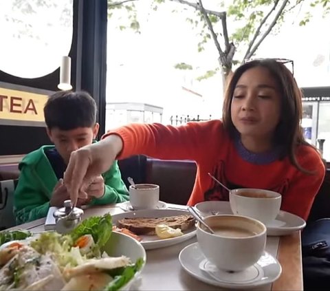 Lucunya Rayyanza Kepo Lihat Rafathar Video Call Bareng Temannya, Nagita Slavina Auto Senyum