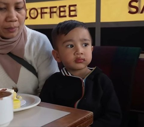 Lucunya Rayyanza Kepo Lihat Rafathar Video Call Bareng Temannya, Nagita Slavina Auto Senyum