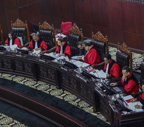 FOTO: Reaksi Wajah Anies-Cak Imin dan Ganjar-Mahfud Menyimak Sidang Putusan Sengketa Pilpres 2024 di MK