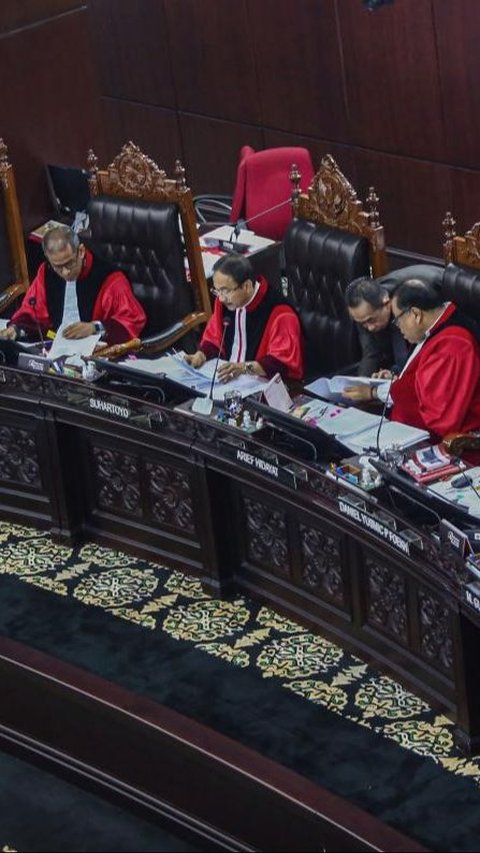 Tegas Hakim MK Saldi Isra Ingatkan DPR Jalankan Hak Angket Pemilu, Jangan Lepas Tangan!