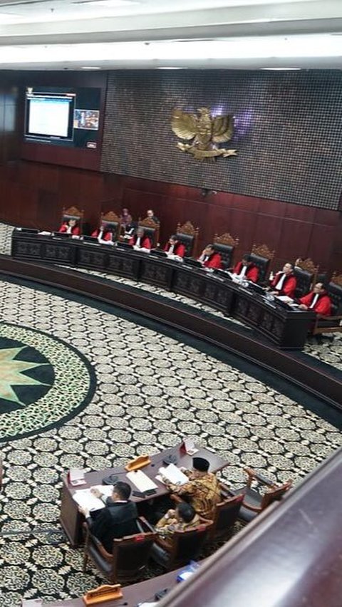 Tegas! Respons Hakim MK Soal Presiden Jokowi Salahgunakan Bansos untuk Pemilu 2024
