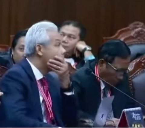 Ganjar Pranowo's Restless Expression Recorded by Camera During MK's Verdict Finding No Evidence of Jokowi's Intervention in Gibran's Candidacy