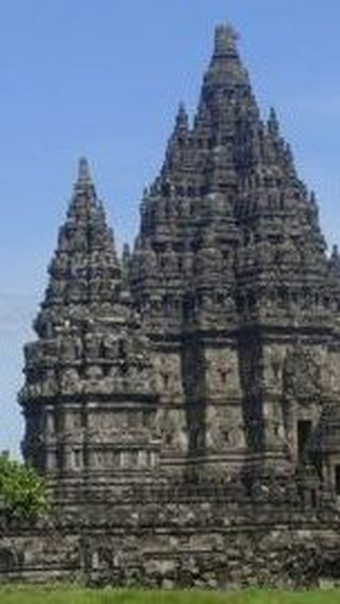 9.	Candi Prambanan