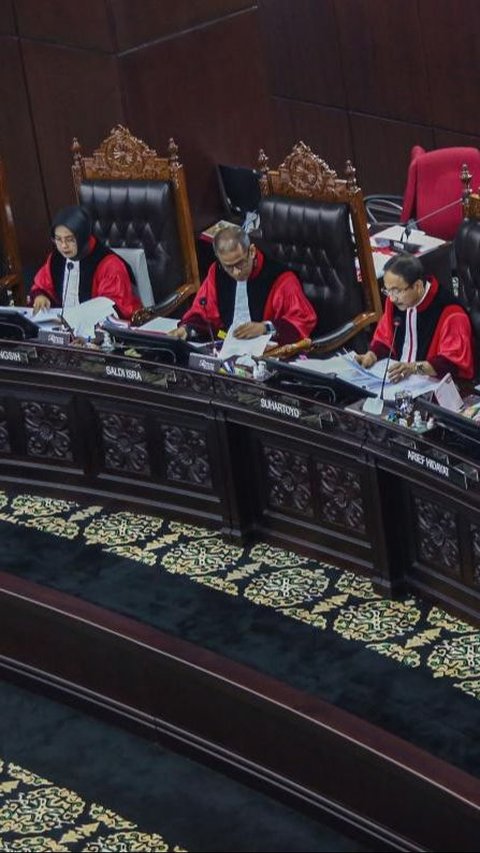 Hakim MK Saldi Isra, Enny Nurbaningsih & Arief Hidayat Dissenting Opinion Putusan Sengketa Pilpres<br>