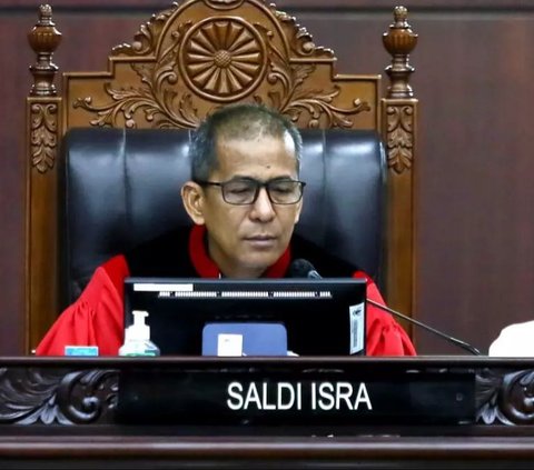 Hakim MK Saldi Isra: Politisasi Bansos dan Ada Pesan 'Bersayap' Para Menteri