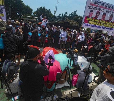 FOTO: Demo di Patung Kuda, Massa Kubu 01 dan 03 Panas-Panasan Bersujud di Tengah Sidang Sengketa Pilpres 2024
