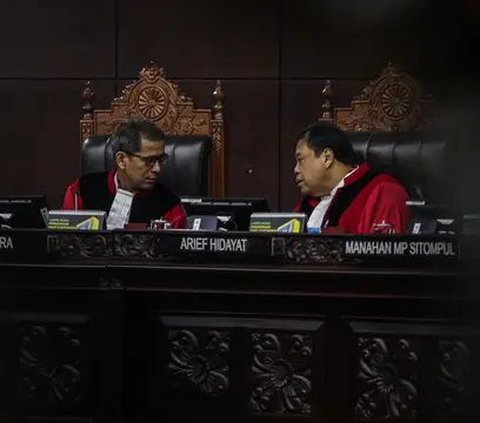 Hakim MK Saldi Isra menyampaikan poin-poin pendapat berbeda atau dissenting opinion terhadap putusan sengketa Pilpres 2024 yang diajukan Anies Baswedan-Muhaimin Iskandar (Cak Imin).