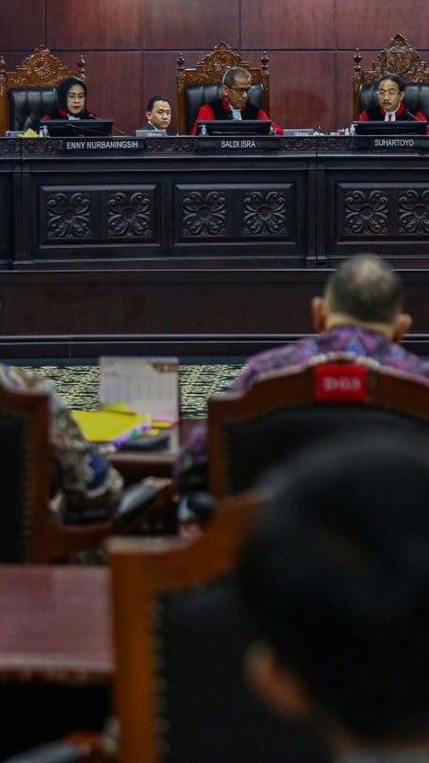 Hakim MK Saldi Bacakan 'Dissenting Opinion', Bansos Bisa Jadi Kamuflase Presiden Jokowi