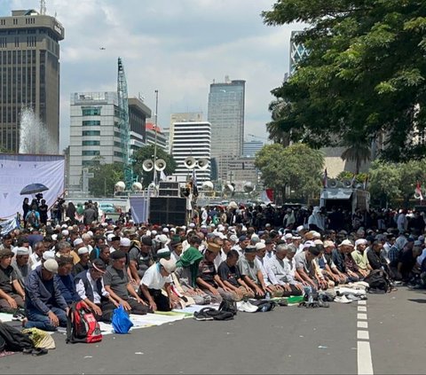 Massa Demonstran Kawal Sidang MK Salat Zuhur Berjemaah di Kawasan Patung Kuda