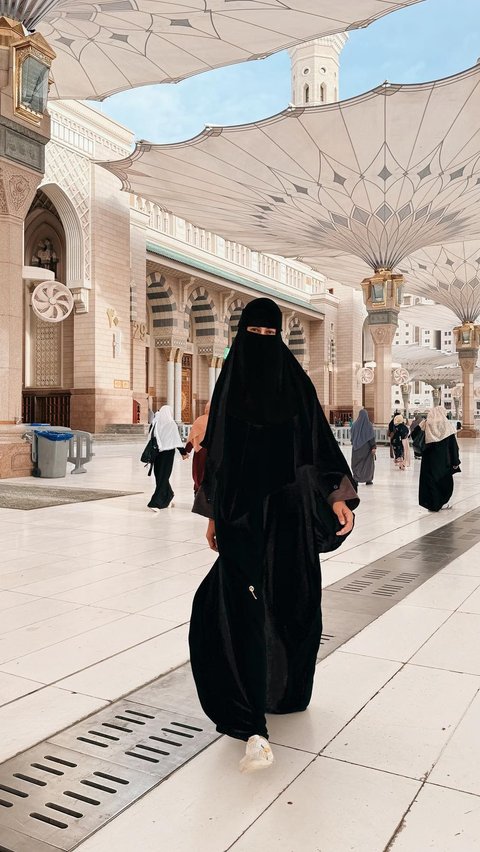 Saat berada di Tanah Suci Mekkah, Paula Verhoeven tampil dengan pakaian yang sangat tertutup hingga menggunakan cadar