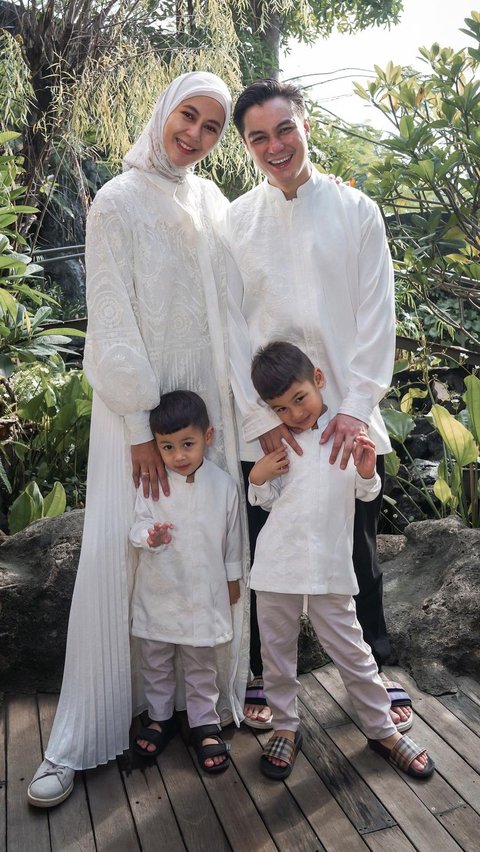 Dalam perayaan momen Idul Fitri kemarin, Paula tampil dengan busana serba putih senada dengan suami dan anak-anaknya