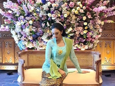Potret Cantik Tata Cahyani Tampil Berkebaya saat Rayakan Hari Kartini, Kompak Bareng Keluarga Cendana