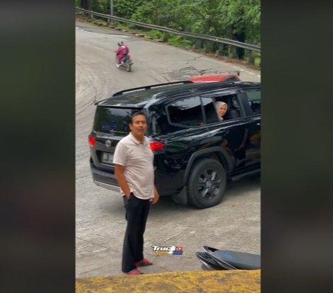 Momen Bos Sumatera Barat Turun dari Mobil Super Mewah di Tanjakan Sitinjau Lauik, Bagi-Bagi THR Bernilai Fantastis