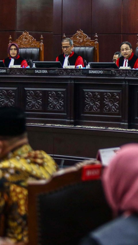 Hakim MK Saldi Isra Bacakan Dissenting Opinion, Singgung Sikap Jokowi