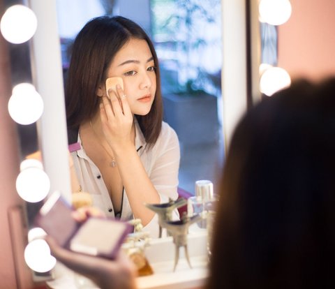 Cerahkan Sisi Wajah dengan Simbol untuk Dapatkan Makeup Natural