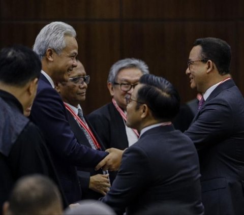 pasangan Capres-Cawapres Anies-Muhaimin dan Ganjar-Mahfud saat mengahadiri sidang di Mahkamah Konstitusi, Jakarta, Senin (22/4/2024).Dalam Sidang tersebut beragendakan putusan perselisihan hasil Pilpres 2024.Liputan6.com/Angga Yuniar