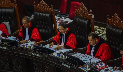 Ketua MK Suhartoyo mengatakan, dalil-dalil yang diajukan kedua pemohon tidak beralasan menurut hukum.