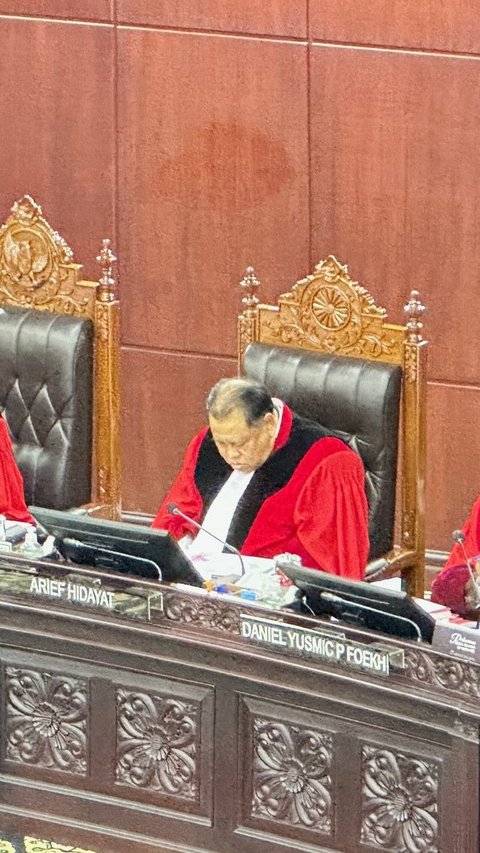 Bergetar, Arief Hidayat Ucap Sumpah Hakim Konstitusi Tutup Disenting Opinion di MK