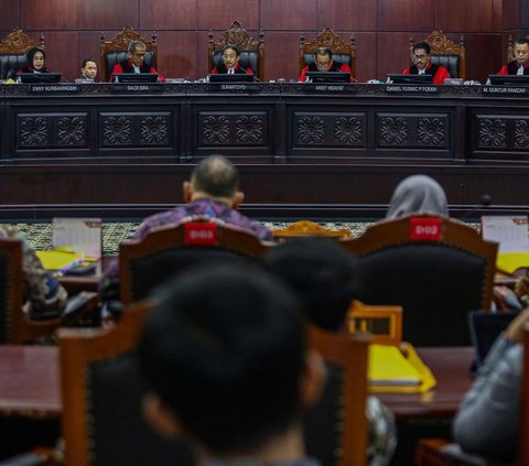 Adapun tiga hakim MK mengajukan disenting opinion, diantaranya Hakim Saldi Isra, Hakim Arief Hidayat dan Enny Nurbaningsih.