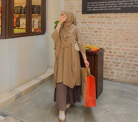 Feminine Style with a Brown Tunic, Look Becomes Sweeter