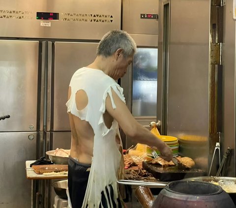 Chef Always Cooks Using Torn T-Shirts, Called Inspired by Balenciaga Collection