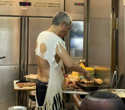 Chef Always Cooks Using Torn T-Shirts, Called Inspired by Balenciaga Collection