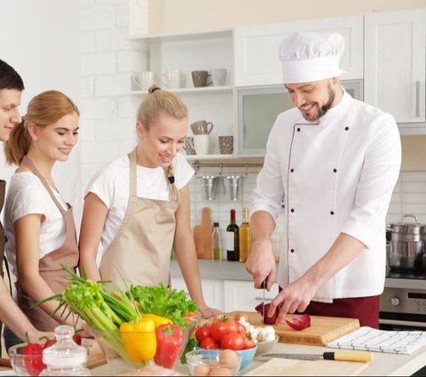 Chef Always Cooks Using Torn T-Shirts, Called Inspired by Balenciaga Collection