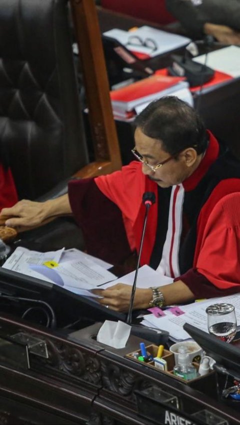 Ketua MK Suhartoyo membacakan langsung putusan untuk gugatan Anies-Cak Imin yang teregistrasi dengan nomor 1/PHPU.PRES-XXII/2024 di Gedung MK, Jakarta, Senin (22/4/2024). Foto: Liputan6.com / Angga Yuniar