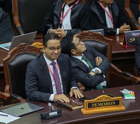 FOTO: Reaksi Anies-Muhaimin Tersenyum Tipis saat Gugatannya di Tolak MK